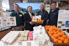 ハピオで松崎町の特産品を販売　町長も訪問