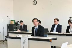 あいさつする米沢市長