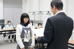 加藤館長（右）から修了証を受ける児童