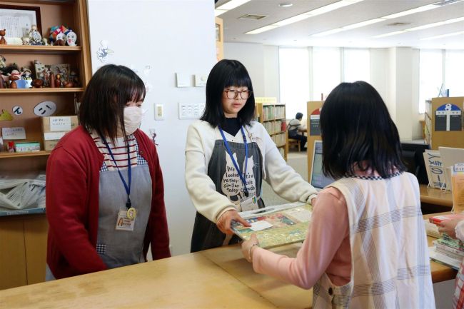 町図書館で児童ら一日司書に挑戦　音更