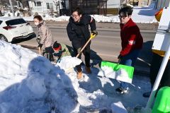 除雪に汗を流す足寄町職員労働組合のメンバーら