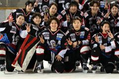 試合後記念写真に納るトヨタシグナスの志賀葵（前列左から３人目）
