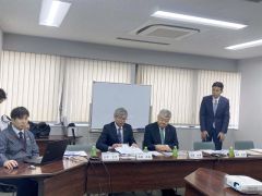 十勝港の活用など物流への取り組みを説明する堀田社長、遠藤社長（右から）ら
