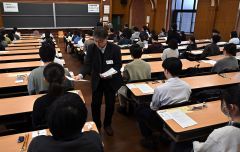 350人が希望の春に挑む 帯広畜産大で入試始まる 4