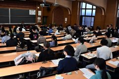 350人が希望の春に挑む 帯広畜産大で入試始まる 5