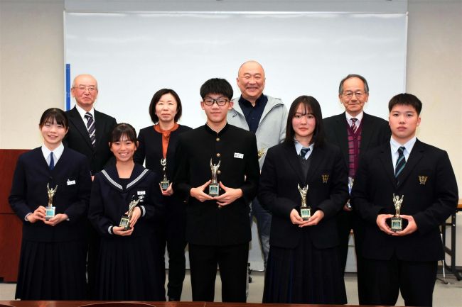 宮坂会長を再任　６選手ら１４人を栄章表彰　十勝陸上競技協会総会