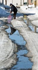 生活道路は降雪後のデコボコ道に加え雪解けによる水たまりができる悪路に（２５日、帯広市西７南３９で、塩原真撮影）