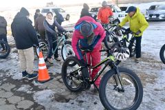 ファットバイクの調整をする職員ら