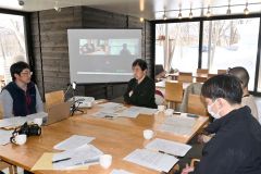 十勝山麓チーズ協議会の設立に際し、ブランドコンセプトについて意見を交わした。左から寺尾会長、宮嶋顧問