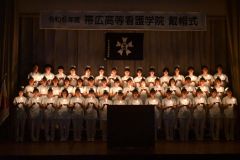 キャンドルを手に決意を誓う１年生