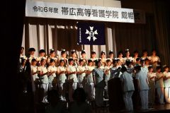 担任の教諭からナースキャップを授かる１年生