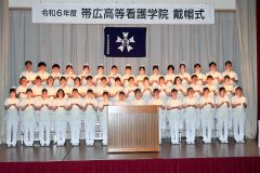 キャンドルを手に決意を誓う１年生