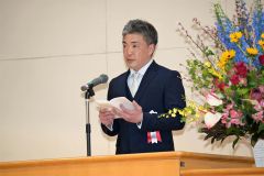 閉校記念式典であいさつする大和田敦也ＰＴＡ会長