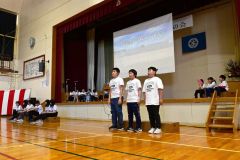 仙美里小１２４年の歩みを紹介する在校生