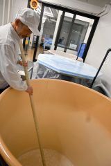 搾り作業を行う安藤副杜氏