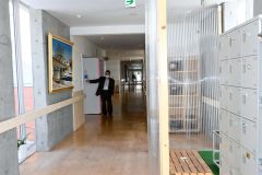 札内寮ではクラスターを機に玄関を６カ所に分け、別棟で勤務する職員同士が接触しないようにしている