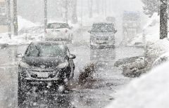帯広市内は一時的に雪が舞ったが、気温上昇のため路面には水たまりができた（２６日午前１１時半ごろ、帯広市西５南１７で、塩原真撮影）