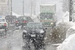 帯広市内は一時的に雪が舞ったが、気温上昇のため路面には水たまりができた（２６日午前１１時半ごろ、帯広市西５南１７で、塩原真撮影）