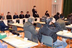 行政区長に自己紹介する各班の班長を務める職員（奥）