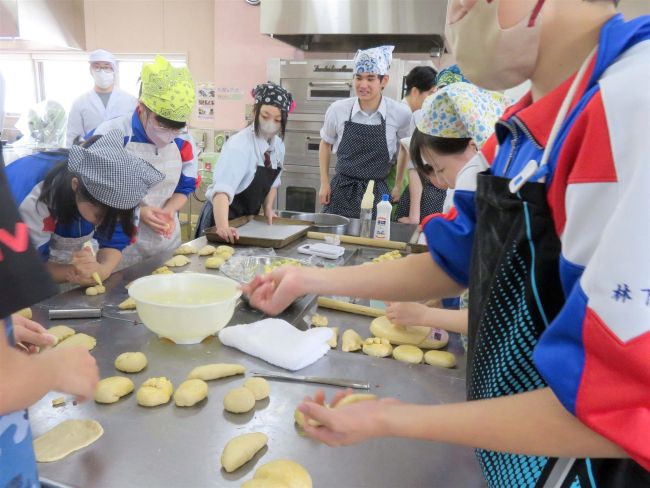 【写真】更別農高産の小麦でパン作り　更別中央中