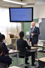 自身のプロフィルを紹介する本田町長