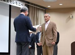 爲廣会長（右）に表彰状が贈られた