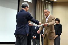 表彰状を受け取る爲廣会長（右）