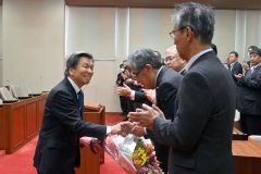 退任式で職員と握手を交わす阿部町長