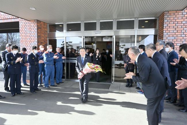 阿部町長が退任式、「堅実に町づくり進めた」　清水