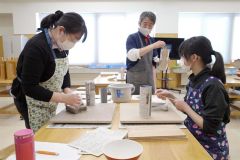 手びねりでコーヒーカップや湯呑みなどの製作に励んだ