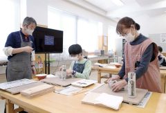 手びねりでコーヒーカップや湯呑みなどの製作に励んだ