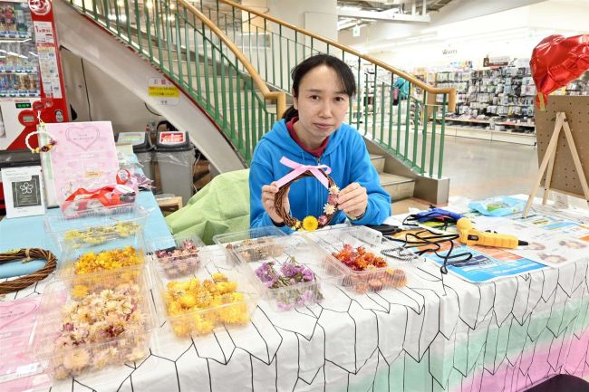 障害者の居場所づくりに　仲本さんがドライフラワーワークショップ