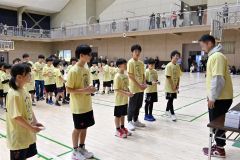 ＭＩＰ賞の盾を受け取った選手たち
