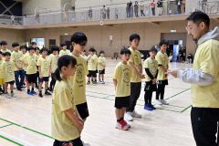 ＭＩＰ賞の盾を受け取る選手たち