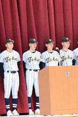 遠藤愛義監督に紹介され、全校生徒にあいさつする砂田左漸（左から２番目）