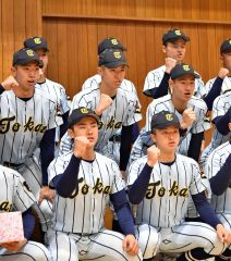 東海大札幌の砂田（清水中出）「日本一目指す」　高校野球選抜旗授与式