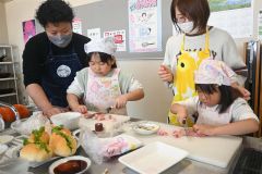 地元食材を使った料理教室を楽しむ親子ら