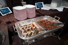 小樽市学校給食センターの「群来太郎丼」（左）、由仁町学校給食センターの「アップルソースたっぷり手作りハンバーグ」