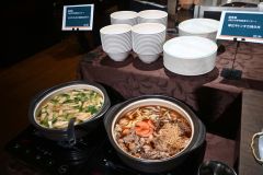 帯広牛トンすき焼き丼とじゃがいもと小松菜のみそ汁
