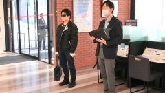 講評をする篠田係長（右）と強盗役の帯広署生活安全課・山下達也巡査部長