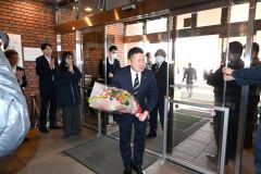 職員に拍手で出迎えられた辻町長