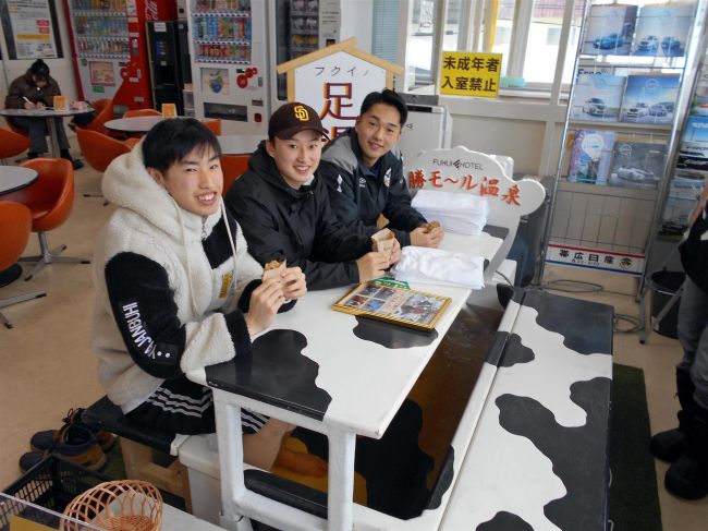 足湯に漬かり、メンチカツ　おびひろ自動車学校でふく井ホテルが出店