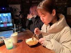 協力、協賛店が提供するカレーと共にモクテルを楽しむ来場者