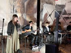 会場の雰囲気を演出したバンド演奏
