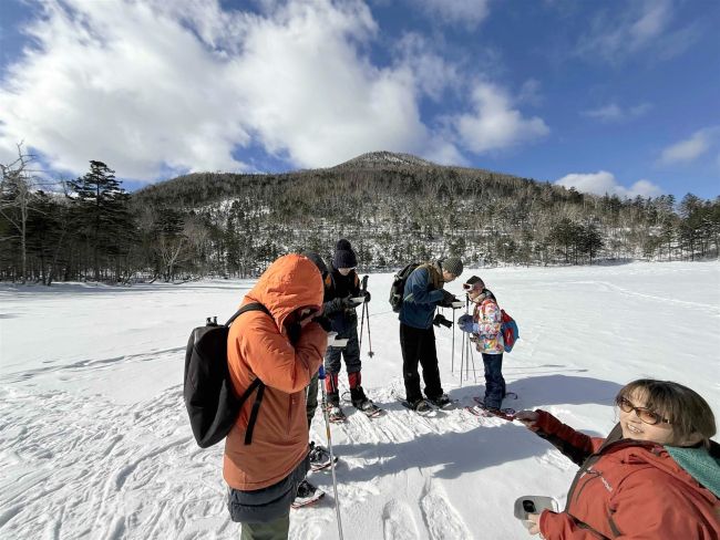 冬の森を探検　然別湖周辺でスノーシューツアー