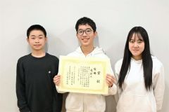 Ｂ級で優勝した道新Ａの（左から）神田さん、永守さん、寺澤さん