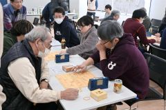 熱戦を繰り広げる参加者ら