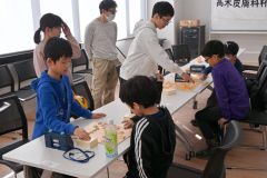 熱戦を繰り広げる参加者ら