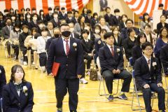 在校生や保護者に見守られながら堂々と入場する卒業生（上士幌、長尾悦郎通信員撮影）