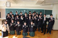 ３年間過ごした仲間たちと笑顔でピース（上士幌、長尾悦郎通信員撮影）